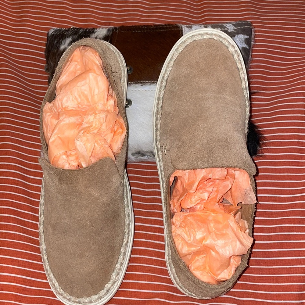 Toms Slip Ons - GUC - Size 7.5